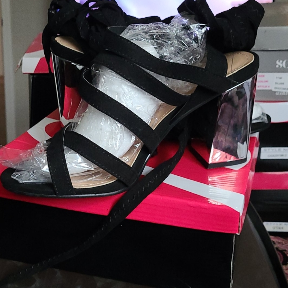 Shoe's - Picture 3 of 3